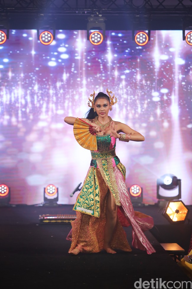 Kabar baik tersebut mulai menyebar luas melalui akun Instagram resmi Miss Supranational @misssupranational. Dalam video tersebut, pemandu acara menyebutkan nama Indonesia yang berhasil menang dalam penghargaan finalis paling berbakat di Miss Supranational 2024. #indonesia 🇮🇩 @harashtata memenangi Kompetisi Bakat Miss Supranational malam ini! Selamat!🥳, tulis keterangan @misssupranational. Foto: Dok. pribadi @officialputeriindonesia.