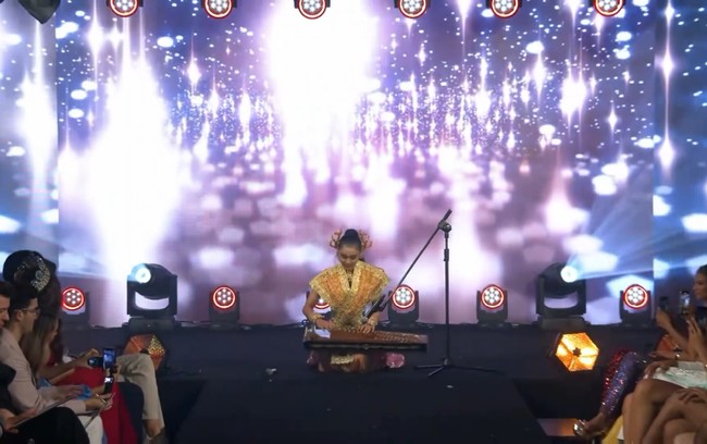 Dara berusia 20 tahun ini sukses memukau penonton dan dewan juri lewat kepiawaiannya bermain alat musik tradisional kecapi. Tak hanya itu, wanita kelahiran 5 September 2003 ini memperkenalkan budaya Indonesia ke panggung internasional dengan melantunkan lagu Bubuy Bulan serta tarian khas Jawa Barat. Foto: Dok. pribadi @officialputeriindonesia.