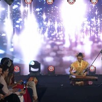 Dara berusia 20 tahun ini sukses memukau penonton dan dewan juri lewat kepiawaiannya bermain alat musik tradisional kecapi. Tak hanya itu, wanita kelahiran 5 September 2003 ini memperkenalkan budaya Indonesia ke panggung internasional dengan melantunkan lagu Bubuy Bulan serta tarian khas Jawa Barat. Foto: Dok. pribadi @officialputeriindonesia.