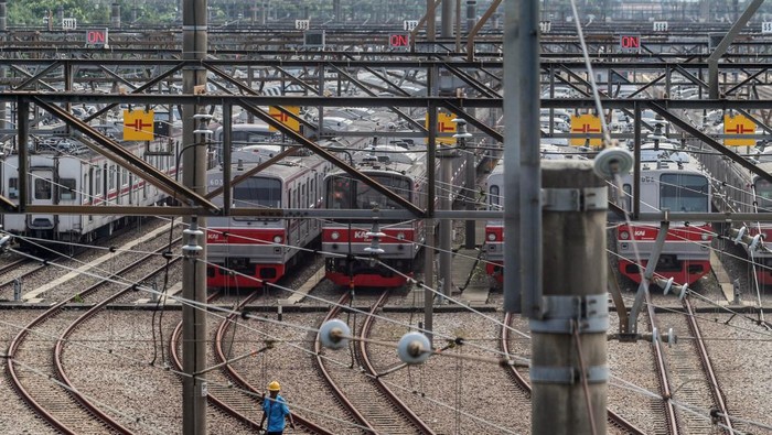 Petugas berjalan di dekat sejumlah rangkaian kereta rel listrik (KRL) di Dipo KRL Depok, Jawa Barat, Jumat (5/7/2024). PT Kereta Api Indonesia (Persero) akan menambah impor KRL baru dari China sebanyak 8 rangkaian kereta atau trainset senilai Rp2,20 triliun untuk memenuhi kebutuhan armada KRL Jabodetabek pada tahun 2025. ANTARA FOTO/Yulius Satria Wijaya/rwa.