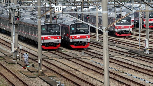 Petugas berjalan di dekat sejumlah rangkaian kereta rel listrik (KRL) di Dipo KRL Depok, Jawa Barat, Jumat (5/7/2024). PT Kereta Api Indonesia (Persero) akan menambah impor KRL baru dari China sebanyak 8 rangkaian kereta atau trainset senilai Rp2,20 triliun untuk memenuhi kebutuhan armada KRL Jabodetabek pada tahun 2025. ANTARA FOTO/Yulius Satria Wijaya/rwa.