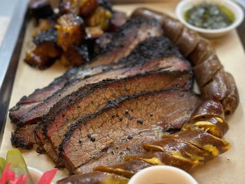 Smokey dan Juicy! 5 BBQ Brisket Ini Cocok Buat  Makan Enak Tanggal Muda