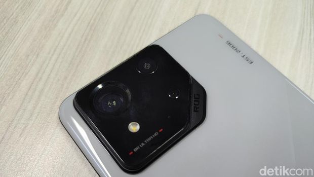 HP gila mana yang bisa memberikan kepuasan bermain game kepada penggunanya? Jelas jawabannya adalah ROG Phone 8. Berikut review Asus ROG Phone 8.
