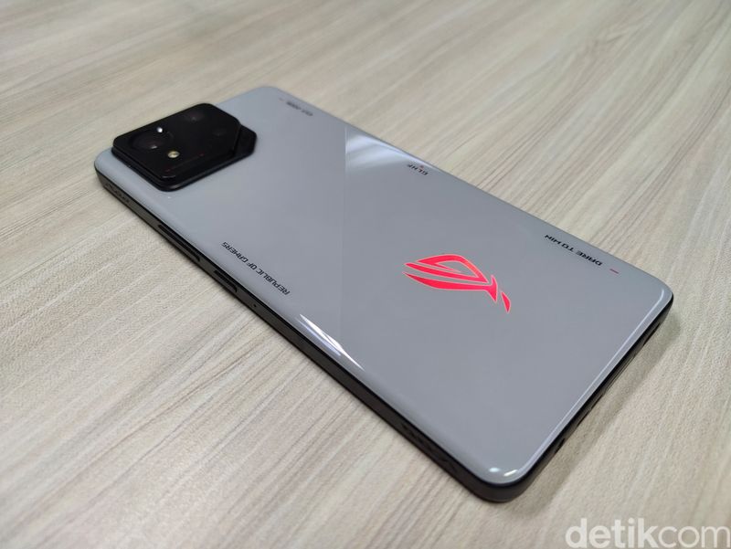 HP gila mana yang bisa memberikan kepuasan bermain game kepada penggunanya? Jelas jawabannya adalah ROG Phone 8. Berikut review Asus ROG Phone 8.