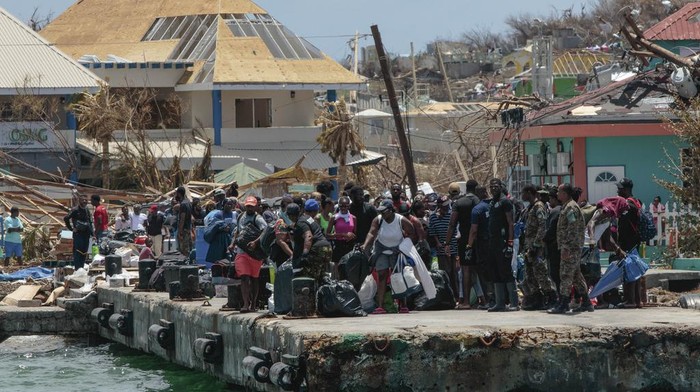 Ribuan Rumah di Grenada Hancur Diterjang Badai, Warga di Evakuasi People whose homes were destroyed by Hurricane Beryl wait to be evacuated from Clifton, Union Island, St. Vincent and the Grenadines, Thursday, July 4, 2024. (AP Photo/Lucanus Ollivierre)