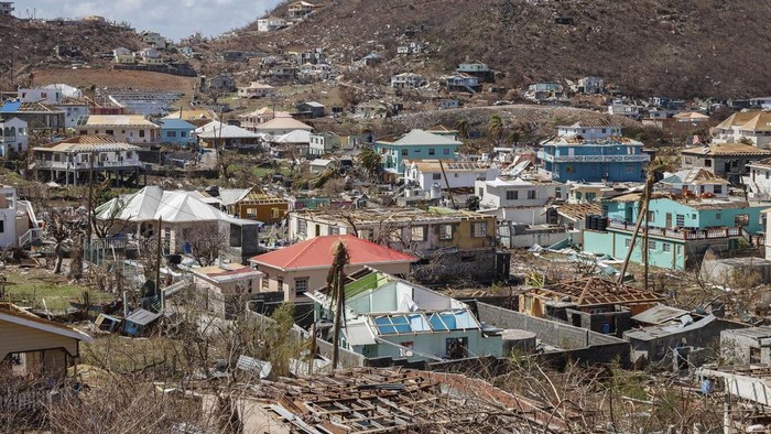 Ribuan Rumah di Grenada Hancur Diterjang Badai, Warga di Evakuasi People whose homes were destroyed by Hurricane Beryl wait to be evacuated from Clifton, Union Island, St. Vincent and the Grenadines, Thursday, July 4, 2024. (AP Photo/Lucanus Ollivierre)