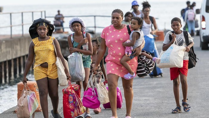 Ribuan Rumah di Grenada Hancur Diterjang Badai, Warga di Evakuasi People whose homes were destroyed by Hurricane Beryl wait to be evacuated from Clifton, Union Island, St. Vincent and the Grenadines, Thursday, July 4, 2024. (AP Photo/Lucanus Ollivierre)