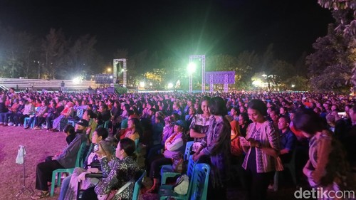 Ribuan umat Kristen memadati lapangan Mapolda NTT dalam acara doa nasional, Jumat (5/7/2024) malam. (Yufengki Bria/detikBali)