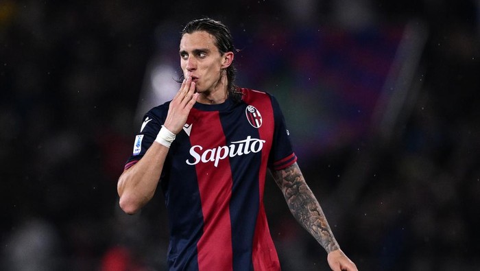BOLOGNA, ITALY - MAY 20: Riccardo Calafiori of Bologna celebrates his goal during the Serie A TIM match between Bologna FC and Juventus at Stadio Renato DallAra on May 20, 2024 in Bologna, Italy. (Photo by Image Photo Agency/Getty Images)