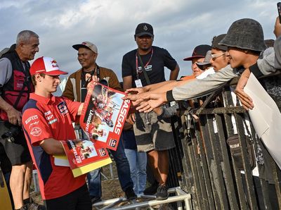 Rider MXGP-MX2 Sapa Penggemar Jelang Adu Cepat