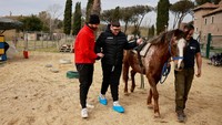 Matteo Santopadre, mantan juara menembak yang koma selama berbulan-bulan setelah kecelakaan mobil, menghadiri sesi hippoterapi untuk mendapatkan kembali mobilitasnya di Rumah Sakit San Giovanni Battista, Roma, Italia.  