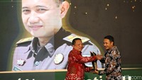 Penyerahan trofi kepada Saepul Uyun Sujati dilakukan oleh Jaksa Agung Muda Pidana Khusus (Jampidsus) Kejagung Febrie Adriansyah.
