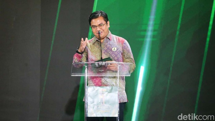 Penerima Adhyaksa Awards 2024 kategori Jaksa Inovatif dalam Penegakan Hukum telah diumumkan. Saepul Uyun Sujati yang menjabat sebagai Kepala Seksi Pengelolaan Barang Bukti dan Barang Rampasan (PB3R) di Kejaksaan Negeri Kutai Barat, menjadi penerima penghargaan ini.