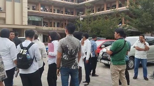 Sejumlah penyidik mendatangi Ponpes Al-Aziziyah, Lombok Barat, NTB, untuk memeriksa TKP dugaan penganiayaan santriwati Nuzul Izzati, Jumat (5/7/2024). (Humas Polresta Mataram)