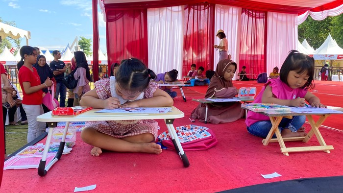 Seratusan anak TK ikut lomba mewarnai di Festival IKM 2024 di Alun-alun Klaten, Jumat (5/7/2024).
