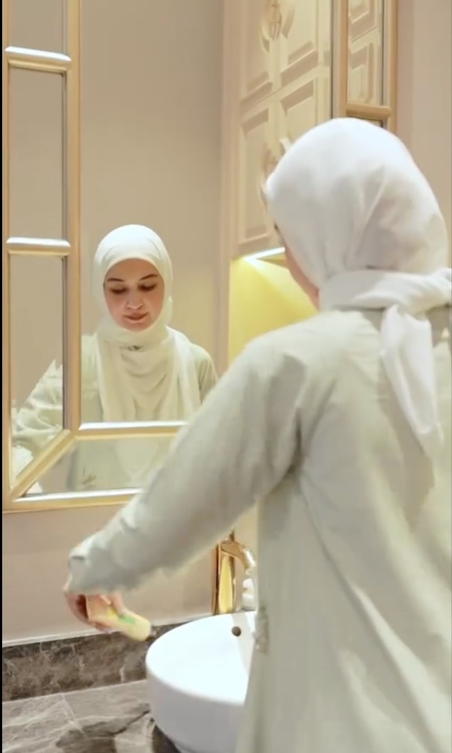 Shireen menjelaskan jika di kamar mandinya itu memang terdapat 2 cermin, satu untuk dirinya dan satu lagi untuk sang suami, Teuku Wisnu. List pada bagian cermin di kamar mandinya itu tampak senada dengan keran di wastafelnya, sama-sama berwarna gold. Foto: Instagram/@shireensungkar