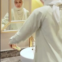 Shireen menjelaskan jika di kamar mandinya itu memang terdapat 2 cermin, satu untuk dirinya dan satu lagi untuk sang suami, Teuku Wisnu. List pada bagian cermin di kamar mandinya itu tampak senada dengan keran di wastafelnya, sama-sama berwarna gold. Foto: Instagram/@shireensungkar