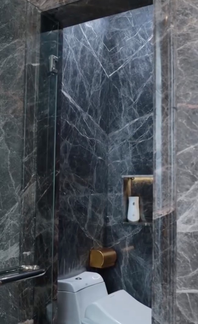 Di kamar mandinya tersebut bagian kloset, bathtub, dan shower untuk mandi memang sengaja dipisah. Terlihat ruangan kloset duduknya tampak simpel dengan hanya dilengkapi pengharum ruangan otomatis dan tempat tissue. Foto: Instagram/@shireensungkar