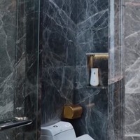 Di kamar mandinya tersebut bagian kloset, bathtub, dan shower untuk mandi memang sengaja dipisah. Terlihat ruangan kloset duduknya tampak simpel dengan hanya dilengkapi pengharum ruangan otomatis dan tempat tissue. Foto: Instagram/@shireensungkar