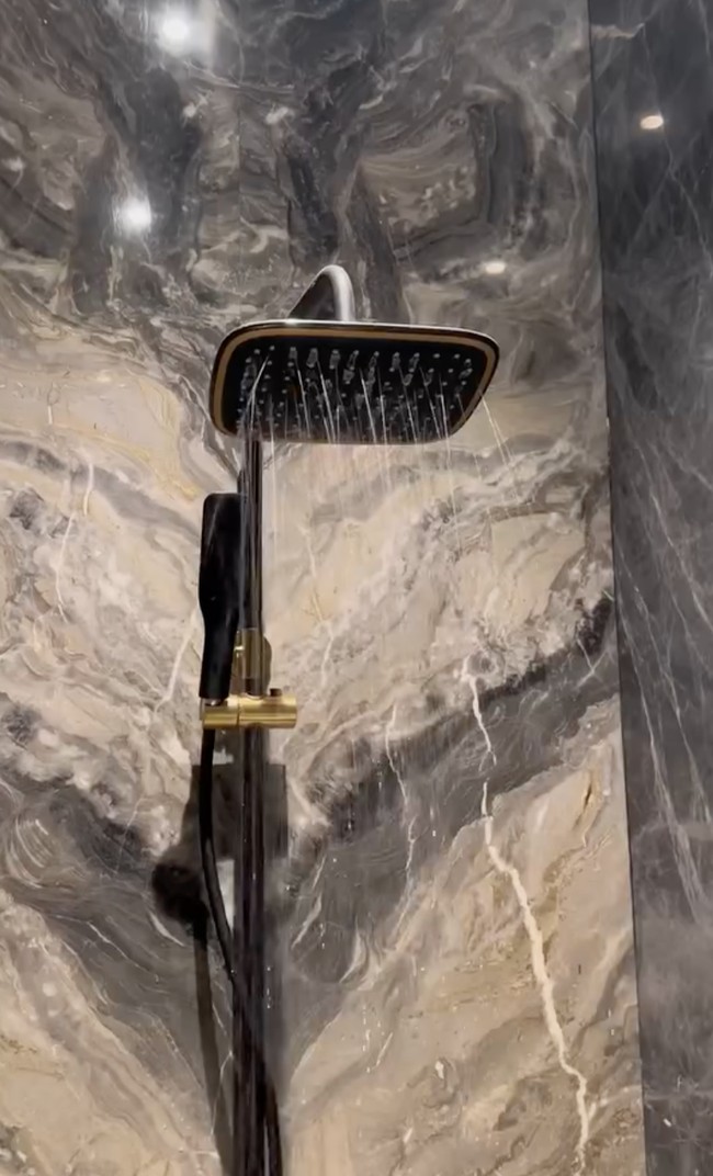 Terlihat kamar mandi Shireen dan Teuku Wisnu itu didominasi warna hitam, gold, dan coklat. Shower mandinya pun tampak berwarna hitam dan gold yang membuatnya terlihat simpel dan elegan. Foto: Instagram/@shireensungkar