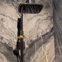 Terlihat kamar mandi Shireen dan Teuku Wisnu itu didominasi warna hitam, gold, dan coklat. Shower mandinya pun tampak berwarna hitam dan gold yang membuatnya terlihat simpel dan elegan. Foto: Instagram/@shireensungkar