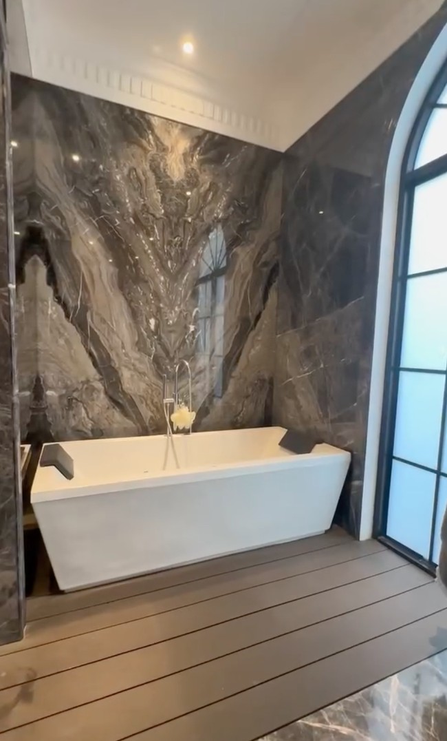 Kamar mandi tersebut juga dilengkapi dengan bathtub. Hampir seluruh sisi kamar mandi dilapisi dengan marmer berwarna senada yang membuat kamar mandinya itu semakin terlihat mewah. Foto: Instagram/@shireensungkar