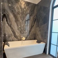 Kamar mandi tersebut juga dilengkapi dengan bathtub. Hampir seluruh sisi kamar mandi dilapisi dengan marmer berwarna senada yang membuat kamar mandinya itu semakin terlihat mewah. Foto: Instagram/@shireensungkar