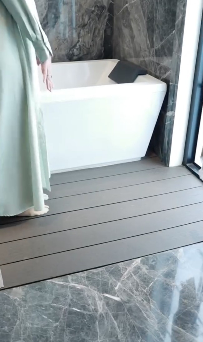 Di dekat bathtubnya Shireen menambahkan lapisan kayu pada lantai marmernya agar tidak licin. Hal itu dilakukannya karena sebelumnya Shireen mengaku pernah terpeleset di lantai kamar mandi hotel yang terbuat dari marmer. Foto: Instagram/@shireensungkar