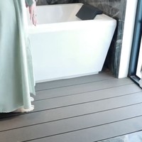 Di dekat bathtubnya Shireen menambahkan lapisan kayu pada lantai marmernya agar tidak licin. Hal itu dilakukannya karena sebelumnya Shireen mengaku pernah terpeleset di lantai kamar mandi hotel yang terbuat dari marmer. Foto: Instagram/@shireensungkar