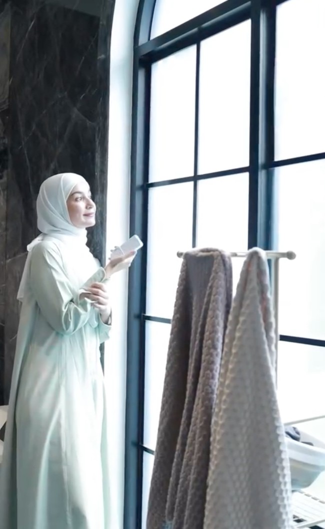 Jendela di kamar mandi Shireen dan Wisnu pun cukup canggih karena bisa digelapkan agar tak terlihat dari luar. Foto: Instagram/@shireensungkar