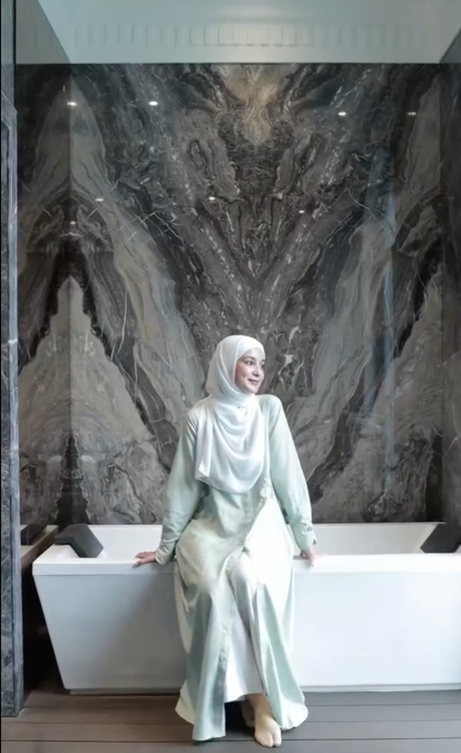 Di bathtubnya tersebut biasanya Shireen bersantai dan berleha-leha. Ia pun tampak berpose di depan spot favoritnya tersebut. Foto: Instagram/@shireensungkar