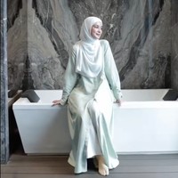 Di bathtubnya tersebut biasanya Shireen bersantai dan berleha-leha. Ia pun tampak berpose di depan spot favoritnya tersebut. Foto: Instagram/@shireensungkar