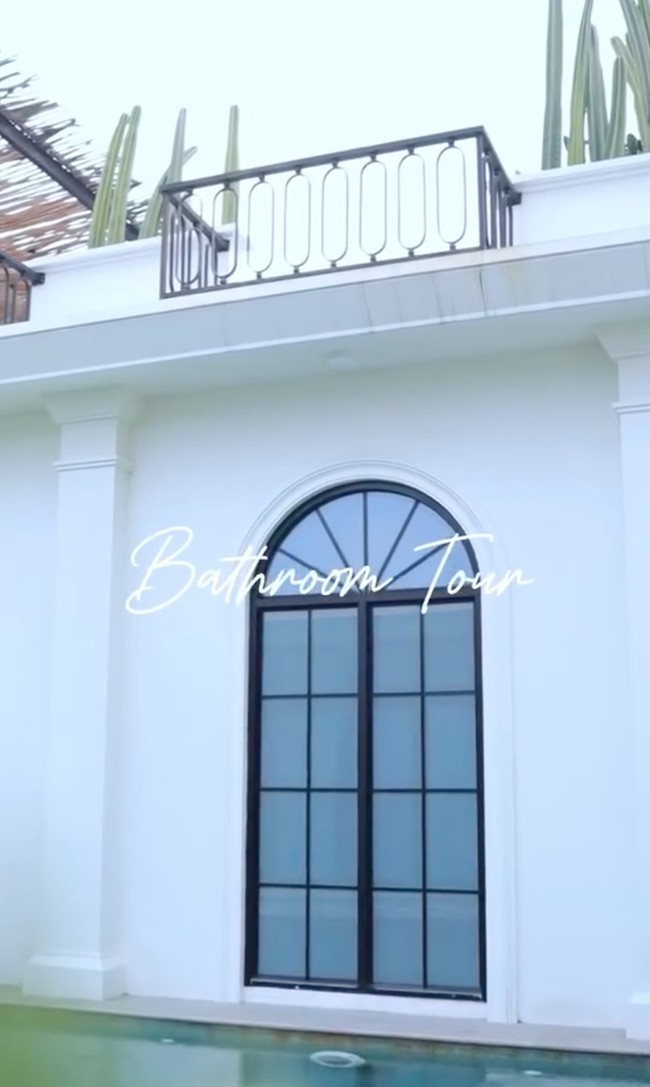 Melalui akun Instagram pribadinya Shireen membagikan video singkat tour kamar mandi di rumahnya. Bathroom tour. Maapin sedikit berantakan tapi ini tempat favorit buat me time, tulis Shireen di keterangan unggahannya. Foto: Instagram/@shireensungkar