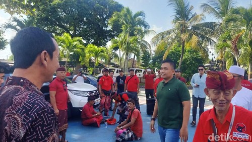 Simpatisan Winasa padati Rutan Negara di Baler Bale Agung, Kecamatan Negara, Kabupaten Jembrana, Bali, Jumat (5/7/2024). (I Putu Adi Budiastrawan/detikBali)