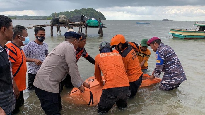 Anak buah kapal (ABK) KMN Cahaya Madinah bernama Wawan (20) yang terjatuh di muara Sungai Tangka, Kabupaten Sinjai, Sulawesi Selatan (Sulsel) ditemukan dalam keadaan meninggal dunia.