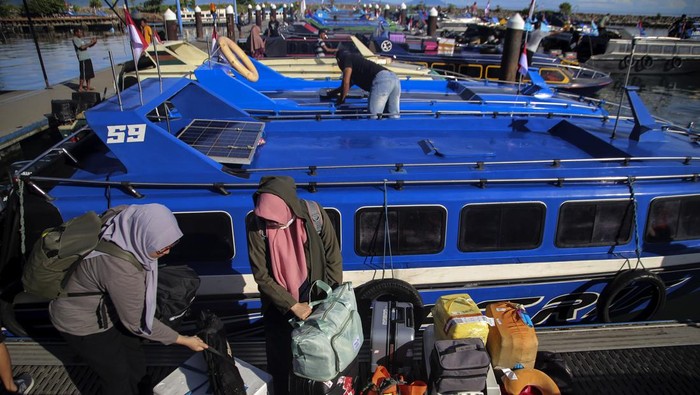 Sejumlah penumpang naik ke atas kapal cepat di Pelabuhan Speed boat Sofifi, Maluku Utara, Jumat (5/7/2024). Masyarakat Maluku Utara menggunakan kapal cepat sebagai salah satu transportasi utama untuk menyeberang dari Sofifi ke Ternate dengan tarif Rp62 ribu per orang dan menempuh perjalanan sekitar 30 menit. ANTARA FOTO/Andri Saputra/nym.