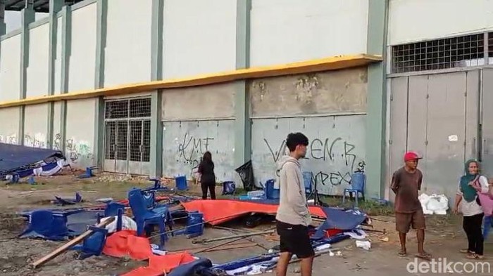 Tenda Panitia Konser Musik Internasional di depan Stadion Bawela, Kota Sorong, Papua Barat Daya yang dirusak massa.