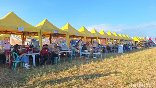 Suasana stan UMKM yang ada di area Sirkuit Eks Bandara Selaparang, Kota Mataram, Nusa Tenggara Barat (NTB), Minggu (30/6/2024).