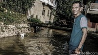 Tidak hanya kerap dilanda banjir, kawasan yang tepat berada di bantaran anak Kali Ciliwung itu juga sering kedatangan tamu tak diundang, yakni ular dan biawak.