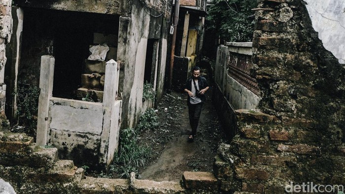 Sunyi Senyap di Kampung Zombie Jakarta Di tengah ramainya Jakarta, terdapat permukiman yang dijuluki 'Kampung Zombie'. Kampung ini nyaris tidak berpenghuni karena langganan banjir.