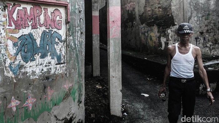 Sunyi Senyap di Kampung Zombie Jakarta Di tengah ramainya Jakarta, terdapat permukiman yang dijuluki 'Kampung Zombie'. Kampung ini nyaris tidak berpenghuni karena langganan banjir.