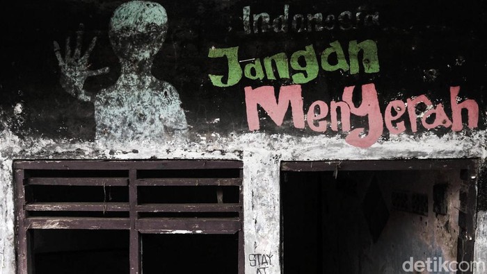 Di tengah ramainya Jakarta, terdapat permukiman yang dijuluki 'Kampung Zombie'. Kampung ini nyaris tidak berpenghuni karena langganan banjir.