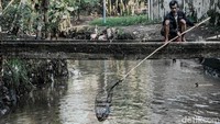 Suasana sepi ini terjadi lantaran banyak warga permukiman itu yang meninggalkan rumah mereka terbengkalai dan rusak begitu saja. Ada beberapa warga yang beraktivitas menyaring sampah untuk dijual kembali.