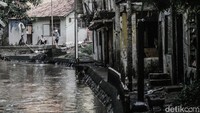 Paling parah kawasan itu pernah terendam banjir hingga setinggi 7 meter pada 2009 dan 2014 lalu. Hal inilah yang kemudian membuat banyak warganya satu per satu mulai meninggalkan kawasan tersebut.