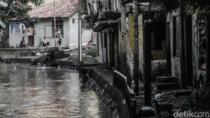 Sunyi Senyap di Kampung Zombie Jakarta Di tengah ramainya Jakarta, terdapat permukiman yang dijuluki 'Kampung Zombie'. Kampung ini nyaris tidak berpenghuni karena langganan banjir.