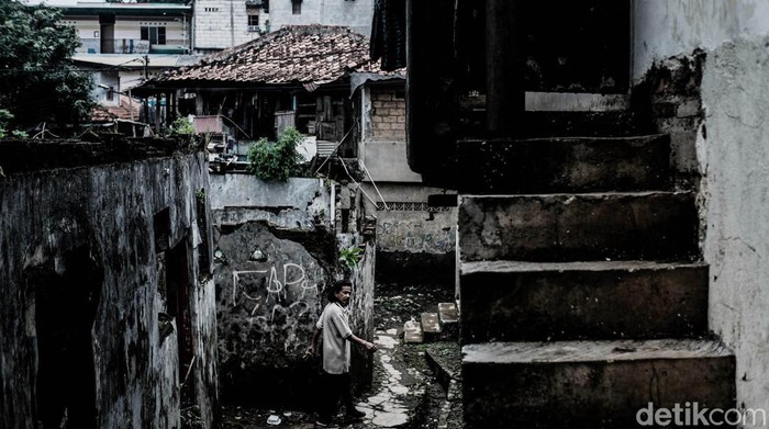 Sunyi Senyap di Kampung Zombie Jakarta Di tengah ramainya Jakarta, terdapat permukiman yang dijuluki 'Kampung Zombie'. Kampung ini nyaris tidak berpenghuni karena langganan banjir.