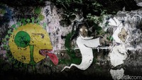 Itu pun warga yang bertahan sebagian besar tinggal di area yang sedikit lebih tinggi dari rumah-rumah kosong yang berada tepat di sisi kali.