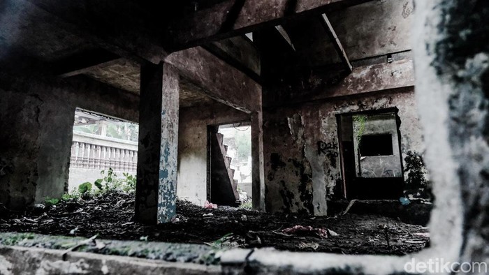 Sunyi Senyap di Kampung Zombie Jakarta Di tengah ramainya Jakarta, terdapat permukiman yang dijuluki 'Kampung Zombie'. Kampung ini nyaris tidak berpenghuni karena langganan banjir.