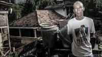 Nur Hidayat dan Jumardi adalah sedikit dari warga yang masih bertahan di kampung zombie karena himpitan ekonomi akan kebutuhan papan.