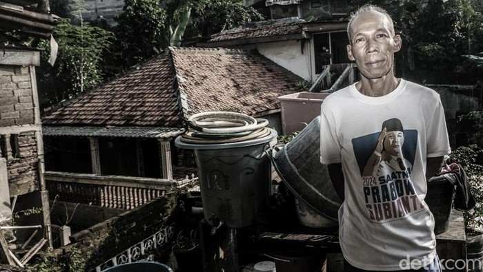 Sunyi Senyap di Kampung Zombie Jakarta Di tengah ramainya Jakarta, terdapat permukiman yang dijuluki 'Kampung Zombie'. Kampung ini nyaris tidak berpenghuni karena langganan banjir.